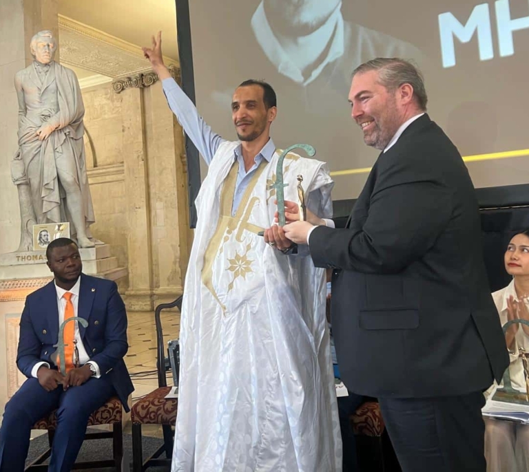 Mohamed Hali, el abogado saharaui al que Marruecos impide ejercer, premio Front Line Defenders 2025