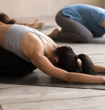 El beneficio desconocido del yoga que puede prevenir esta enfermedad neurodegenerativa