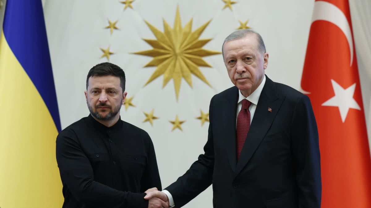 Volodimir Zelenski (i) y Recep Tayyip Erdogan en Ankara