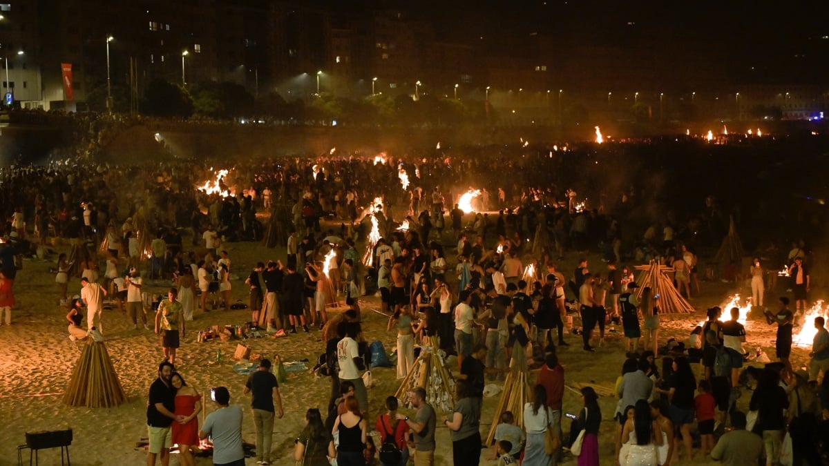 Ambiente de la playa coruñesa de Riazor durante la celebración hoy lunes de la noche de San Juan