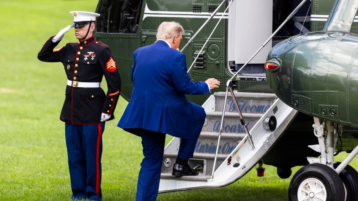 El presidente estadounidense, Donald Trump, se sube al helicóptero Marine One en la Casa Blanca para ir a jugar al golf en Bedminster, Nueva Jersey, este viernes.