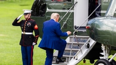 Trump se da unos días para pensar qué hacer con Irán mientras sus bases enfurecen: "Esta no es nuestra guerra"