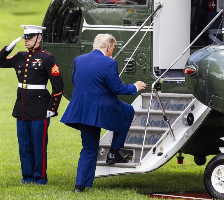 Trump se da unos días para pensar qué hacer con Irán mientras sus bases enfurecen: "Esta no es nuestra guerra"