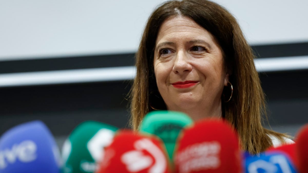 La exmilitante socialista Leire Díez comparece este miércoles ante los medios después de solicitar su baja en el PSOE, donde declaró este martes por el expediente que tenía abierto al conocerse unos audios en los que reclamaba información comprometedora contra la UCO. EFE/ Chema Moya