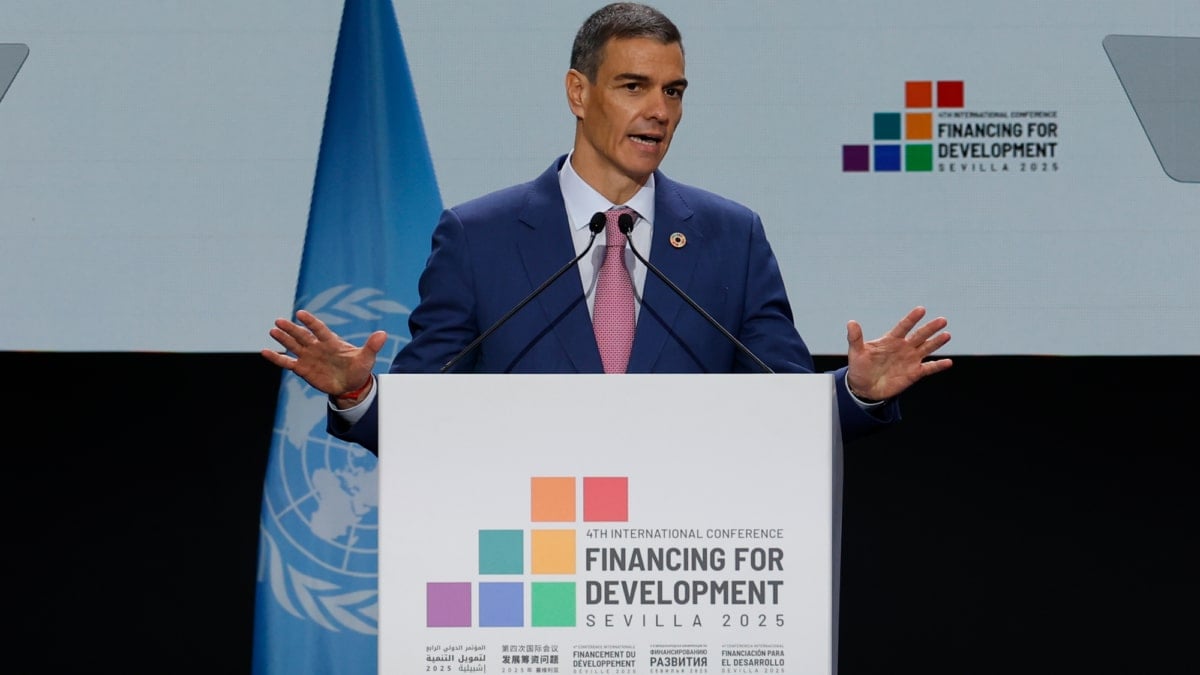 SEVILLA, 30/06/2025.- El presidente del Gobierno, Pedro Sánchez interviene en la IV Conferencia Internacional de la ONU sobre Financiación para el Desarrollo, este lunes en Sevilla. Unos setenta jefes de Estado o de Gobierno se reúnen desde hoy y hasta el próximo jueves en este encuentro que aspira movilizar más recursos en cooperación y reafirmar el compromiso con el multilateralismo. EFE/UN Photo/Mariscal/SOLO USO EDITORIAL/SOLO DISPONIBLE PARA ILUSTRAR LA NOTICIA QUE ACOMPAÑA (CRÉDITO OBLIGATORIO)