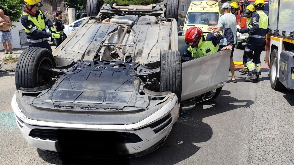 Herido un anciano tras volcar su coche en Alcúdia este lunes