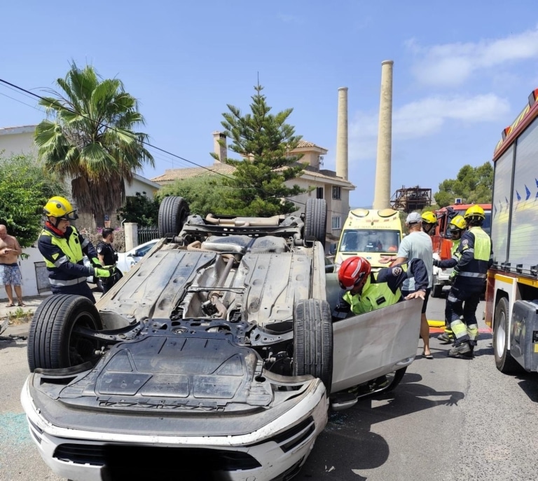 Herido un anciano tras volcar su coche en Alcúdia este lunes