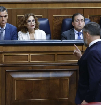 Abascal se marcha del hemiciclo señalando a Sánchez: "Es usted un corrupto [...]
