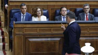 Abascal se marcha del hemiciclo señalando a Sánchez: "Es usted un corrupto y un traidor"