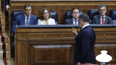 Abascal se marcha del hemiciclo señalando a Sánchez: "Es usted un corrupto y un traidor"