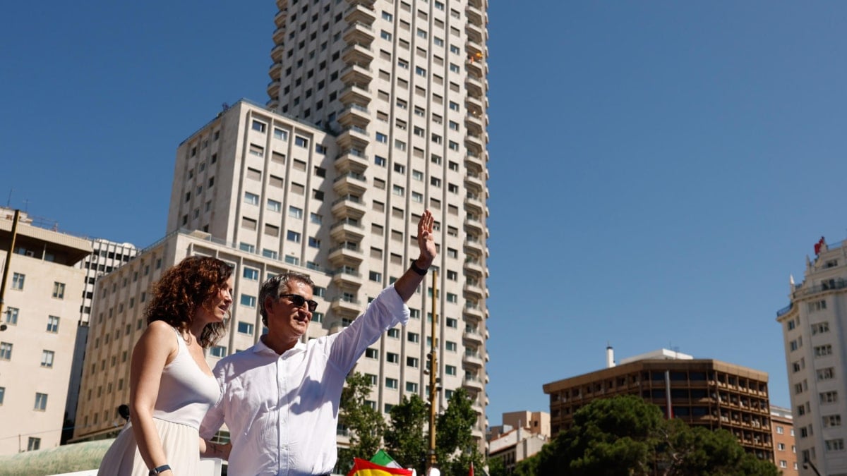 Feijóo apuesta por la "centralidad" para ganar la Moncloa a Sánchez frente a la doctrina de Ayuso
