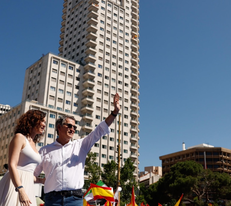 Feijóo apuesta por la "centralidad" para ganar la Moncloa a Sánchez frente a la doctrina de Ayuso