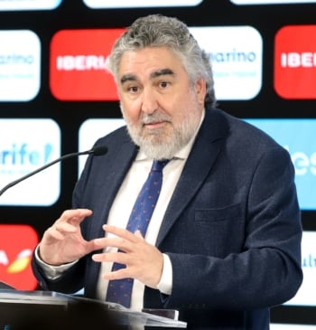 Rodríguez Uribes asiste a la final femenina de Eurobasket