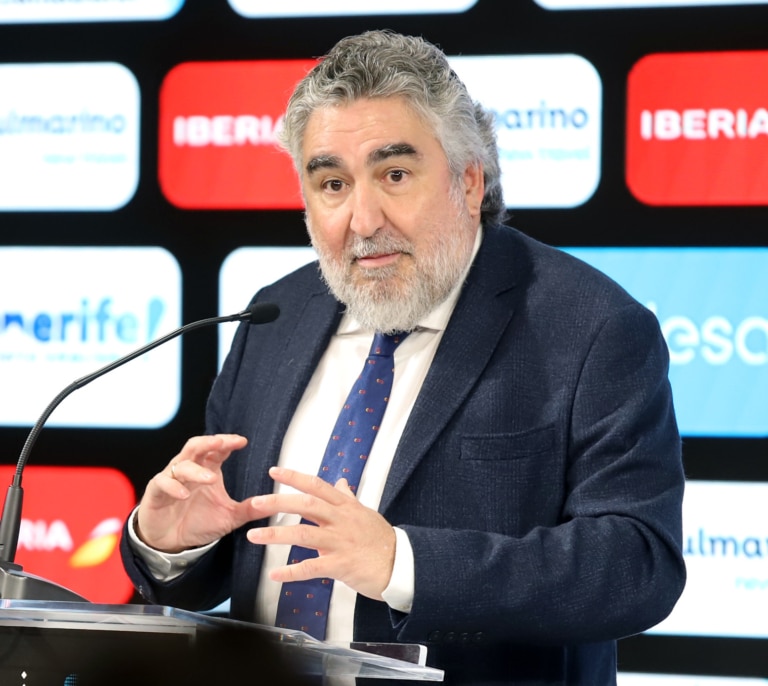 Rodríguez Uribes asiste a la final femenina de Eurobasket