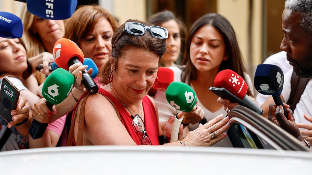MADRID, 03/06/2025.- La militante socialista Leire Díez sale este martes, de la sede del PSOE en la calle Ferraz de Madrid. Leire Díez ha acudido esta tarde a la sede del PSOE en la madrileña calle de Ferraz para dar explicaciones sobre los audios publicados en los que se le escuchaba pedir información comprometedora sobre miembros de la UCO de la Guardia Civil que investigan casos cercanos al Gobierno. EFE/ Rodrigo Jiménez