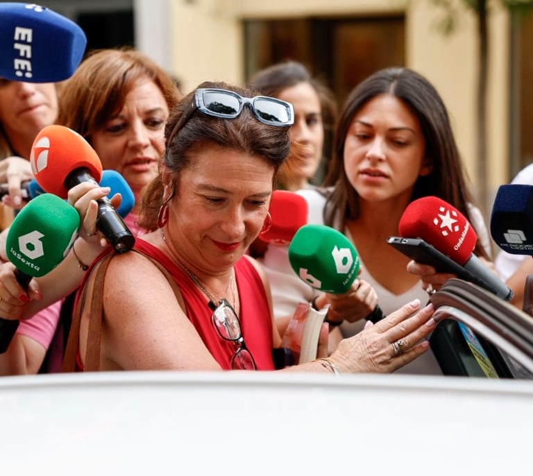 Leire Díez pide su baja como militante del PSOE ante Santos Cerdán tras dos horas de interrogatorio en Ferraz