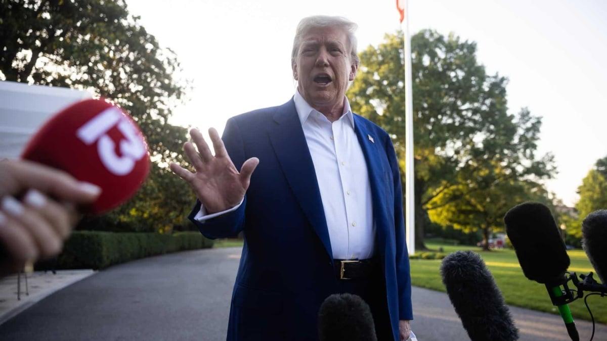 Trump habla a los medios en la Casa Blanca.