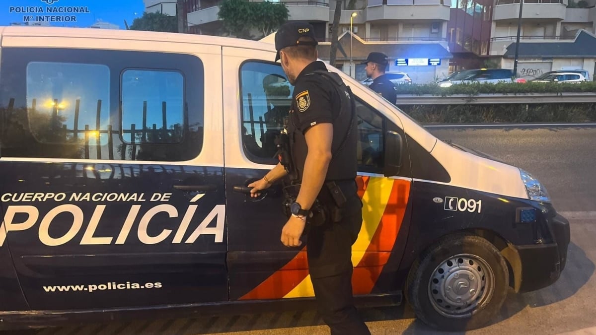 Detenido por amenazar con una navaja tras grabar a menores en una playa