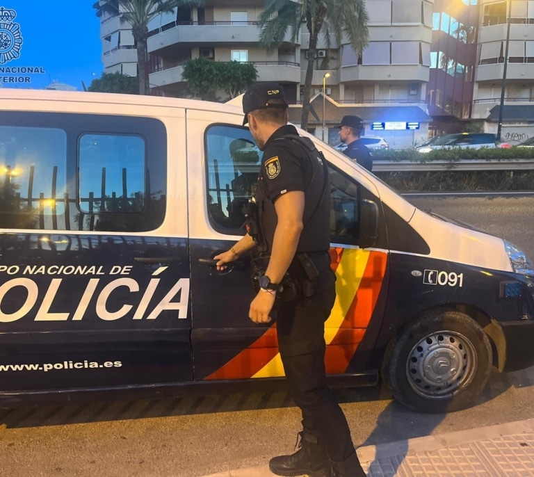 Detenido por amenazar con una navaja tras grabar a menores en una playa