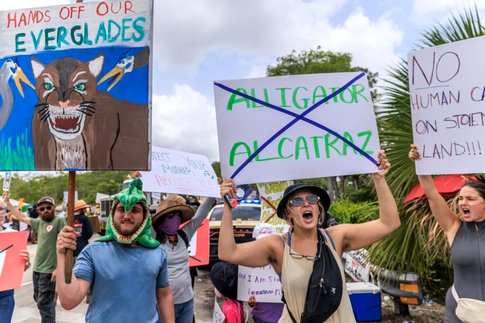 Manifestantes protestan por la construcción de un centro de detención en Ochopee, Florida, que tendrá una capacidad de mil detenidos.