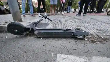 Un herido al ser arrollado su patinete por un turismo en la Avenida de Cameros de Villamediana