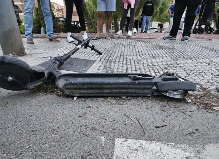 Un herido al ser arrollado su patinete por un turismo en la Avenida de Cameros de Villamediana