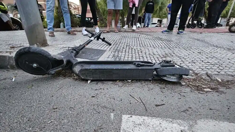 Un herido al ser arrollado su patinete por un turismo en la Avenida de Cameros de Villamediana