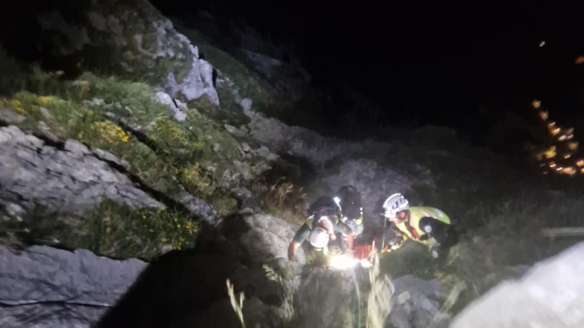 Bomberos del Gobierno de Cantabria han localizado esta pasada noche el cuerpo sin vida de un senderista holandés de 70 años.