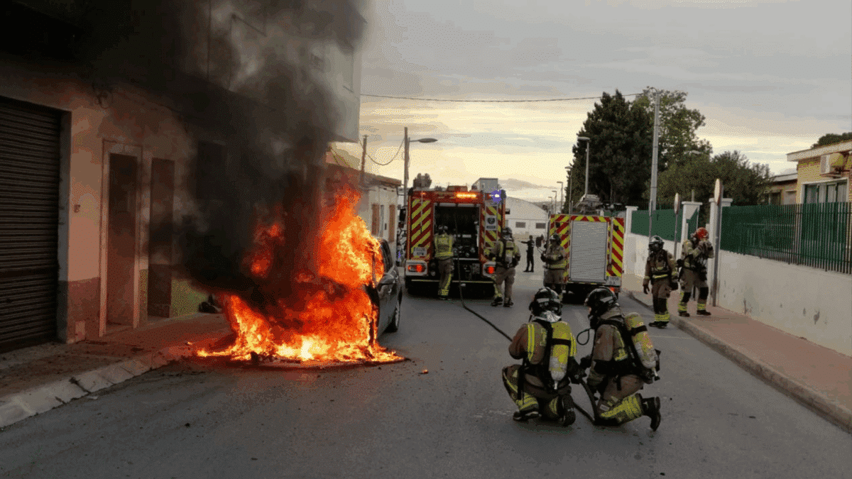 Un coche arde por completo frente a un restaurante en Molina de Segura