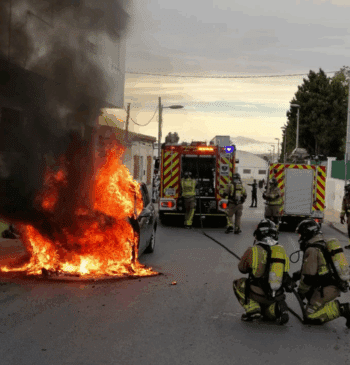 Un coche arde por completo frente a un restaurante en Molina de [...]