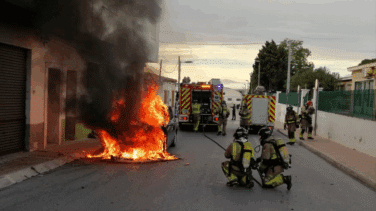 Un coche arde por completo frente a un restaurante en Molina de Segura