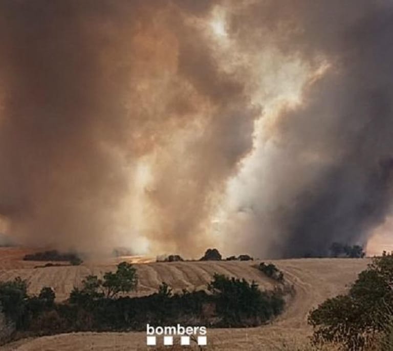 La Generalitat ordena confinarse a los vecinos de cuatro municipios por el incendio de Granyena, Lleida