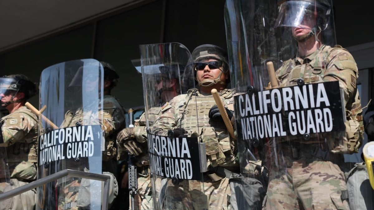 Miembros de la Guardia Nacional de California esperan a las puertas del edificio federal Edward R. Roybal en Los Ángeles, California.