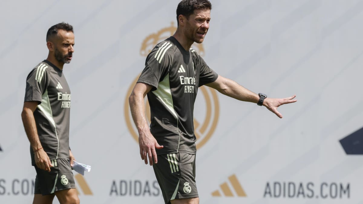 El entrenador del Real Madrid, Xabi Alonso, durante el entrenamiento del equipo este martes en Madrid.