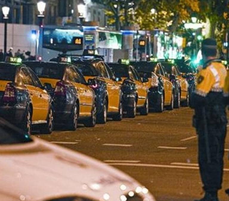 Arrestado por agredir a un taxista de madrugada en el barrio de l'Eixample en Barcelona