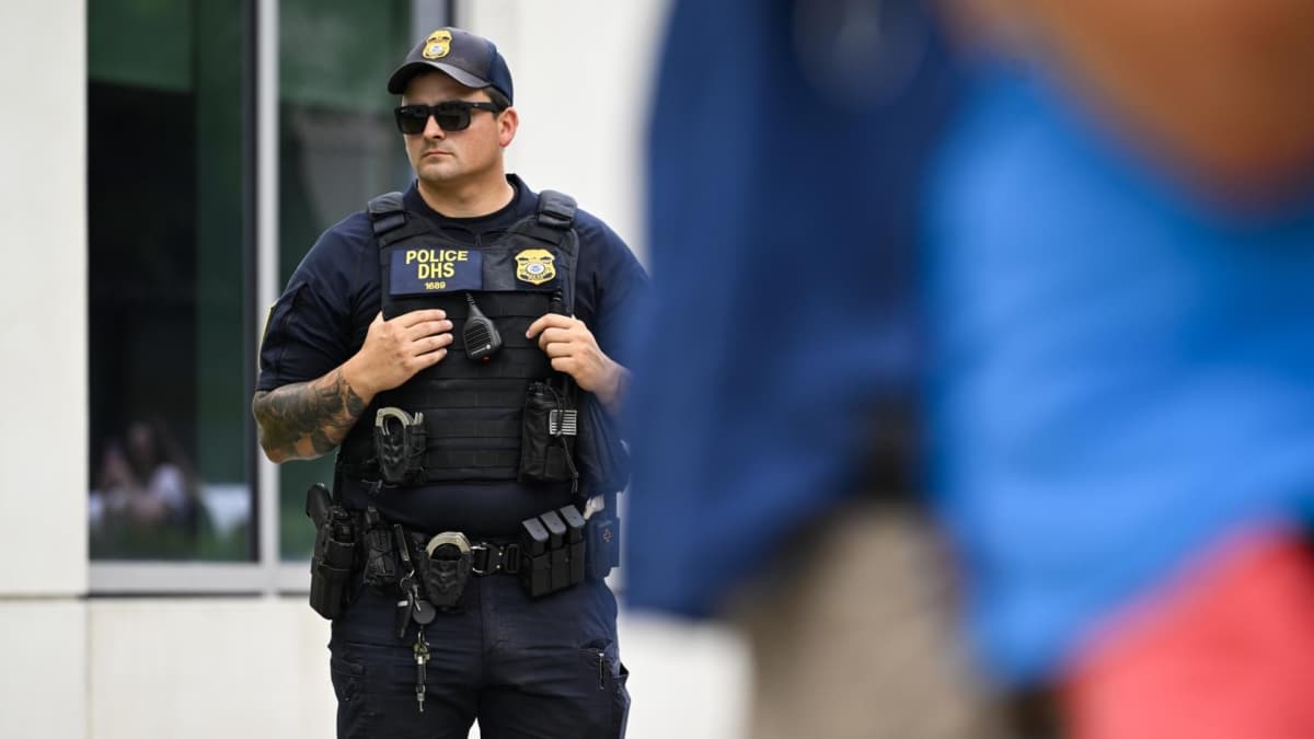 Un agente del Departamento de Seguridad Nacional espera a las puertas de un tribunal de distrito de Tennessee.