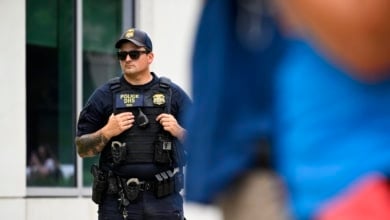 La otra cara de las redadas: al menos diez inmigrantes han muerto este año en centros de detención en EEUU