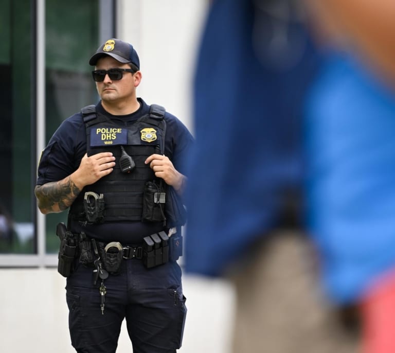 La otra cara de las redadas: al menos diez inmigrantes han muerto este año en centros de detención en EEUU