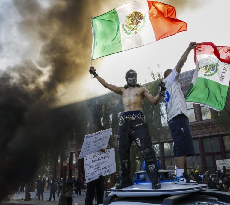 ¿Por qué la bandera de México se ha convertido en un símbolo de las protestas de Los Ángeles?