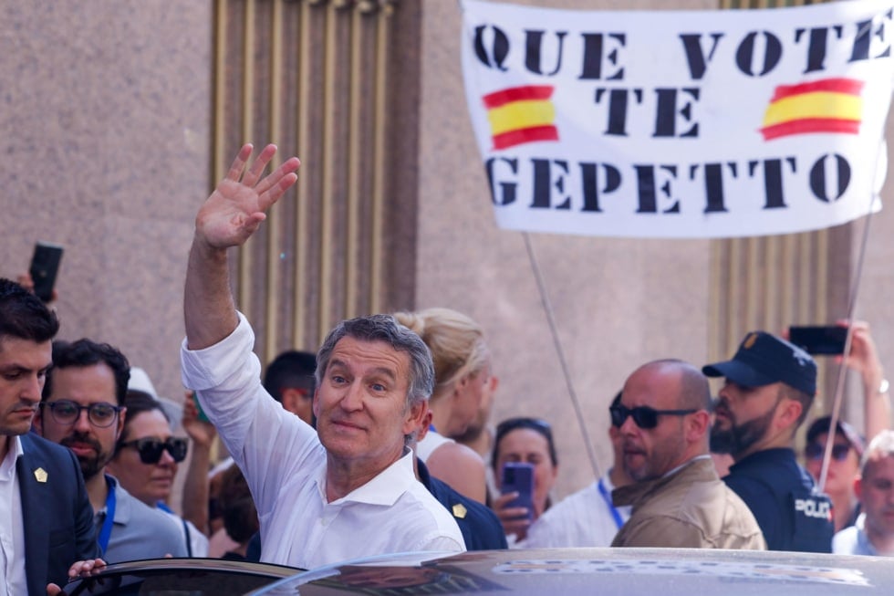 El líder del PP, Alberto Núñez Feijóo, se despide, tras la manifestación.