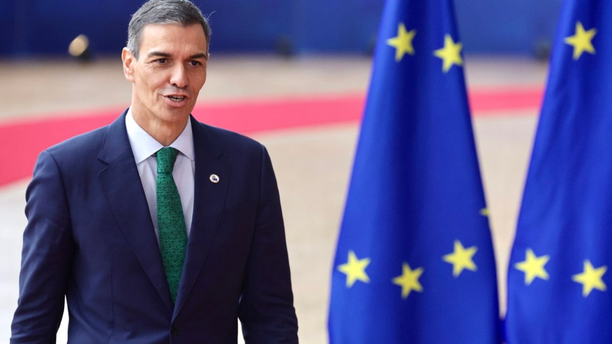 Brussels (Belgium), 26/06/2025.- Spain's Prime Minister Pedro Sanchez arrives to attend the EU leaders' Summit in Brussels, Belgium, 26 June 2025. EU leaders gather for a two-day summit to address geoeconomic challenges and the ongoing developments in Ukraine and the Middle East, among other topics. (Bélgica, España, Ucrania, Bruselas) EFE/EPA/OLIVIER MATTHYS