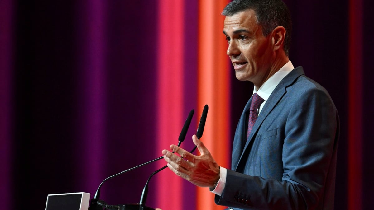 TRES CANTOS (MADRID), 10/06/2025.- El presidente del Gobierno, Pedro Sánchez, pronuncia unas palabras durante su visita este martes a las instalaciones de Netflix en Tres Cantos (Madrid) con motivo del décimo aniversario del servicio de streaming en España. Los responsables de Netflix han avanzado a Sánchez que la plataforma invertirá mil millones de euros en los próximos cuatro años. EFE/ Borja Puig de la Bellacasa/Moncloa ***SOLO USO EDITORIAL/SOLO DISPONIBLE PARA ILUSTRAR LA NOTICIA QUE ACOMPAÑA (CRÉDITO OBLIGATORIO)***