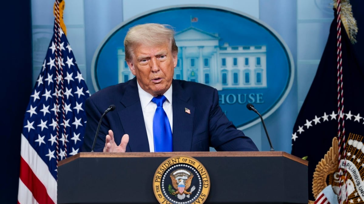 Trump responde preguntas en la sala de prensa de la Casa Blanca, en Washington, EEUU.