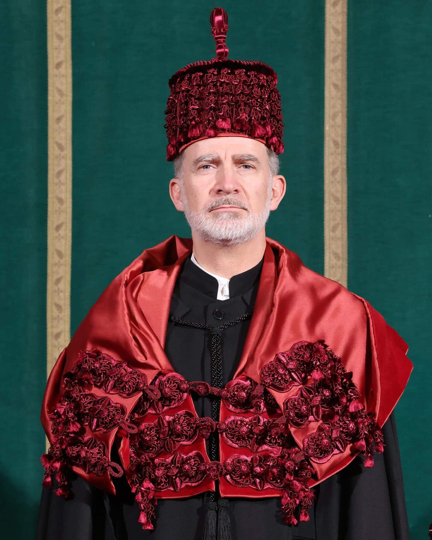 Nadie llevó el birrete de Coimbra con tanta dignidad. La foto de Felipe VI investido doctor honoris causa por la universidad portuguesa es una obra de arte.
