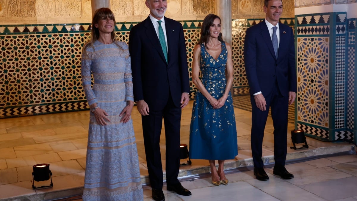 El rey Felipe VI y la reina Letizia reciben al presidente del Gobierno español, Pedro Sánchez, y a su mujer, Begoña López.