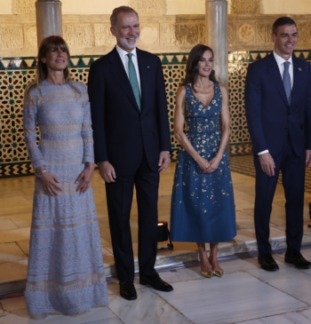 Dónde tiene que situarse Sánchez cuando tiene un acto oficial con el [...]