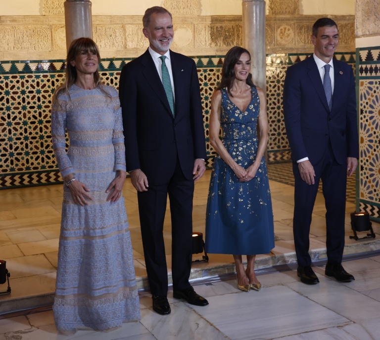Dónde tiene que situarse Sánchez cuando tiene un acto oficial con el Rey