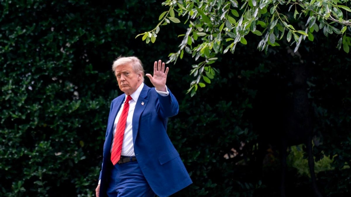 Donald Trump se dirige al helicóptero Marine One al salir de la Casa Blanca, en Washington.