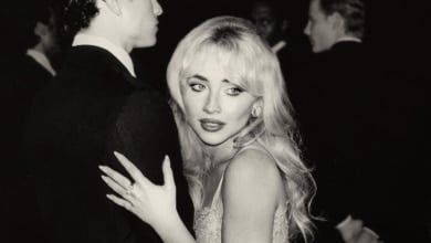 Sabrina Carpenter responde a la polémica con una portada alternativa "aprobada por Dios"