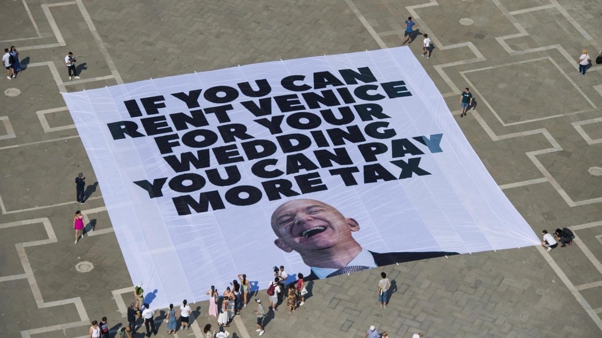 La pancarta gigante de 400 metros cuadrados que los activistas anti-Bezos desplegaron ayer en Venecia